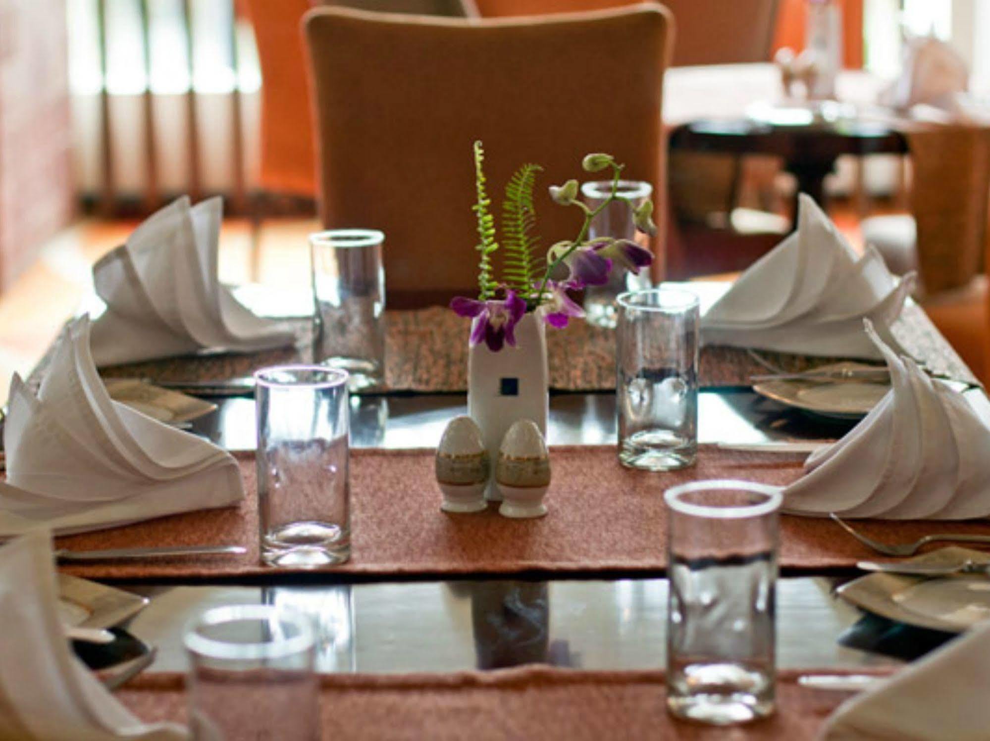 Lakeshore Hotel & Apartments Dhaka Buitenkant foto